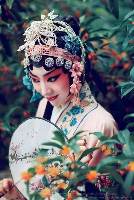 明星荧荧开妆镜也翻译,妆镜映辉