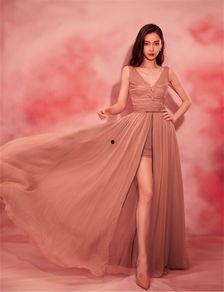 明星v领甜美裙子,V领甜美裙装，演绎优雅时尚魅力