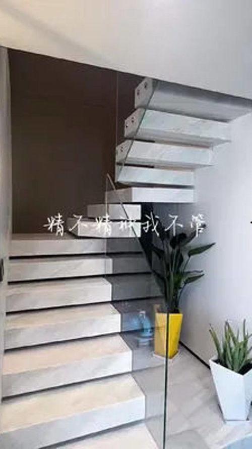 网红玻璃楼梯扶手设计,透明时尚，引领家居潮流新趋势